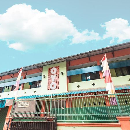 Oyo Living 1756 Amira Guest House Bekasi Buitenkant foto