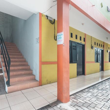 Oyo Living 1756 Amira Guest House Bekasi Buitenkant foto