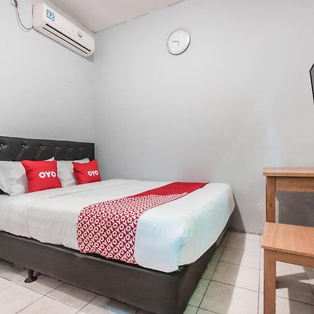 Oyo Living 1756 Amira Guest House Bekasi Buitenkant foto