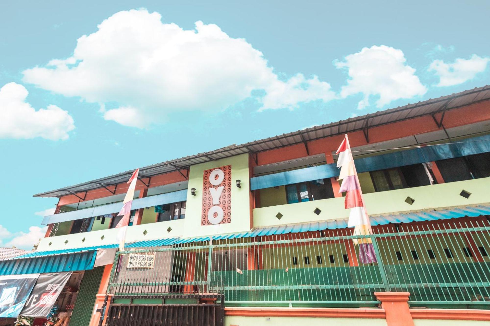 Oyo Living 1756 Amira Guest House Bekasi Buitenkant foto