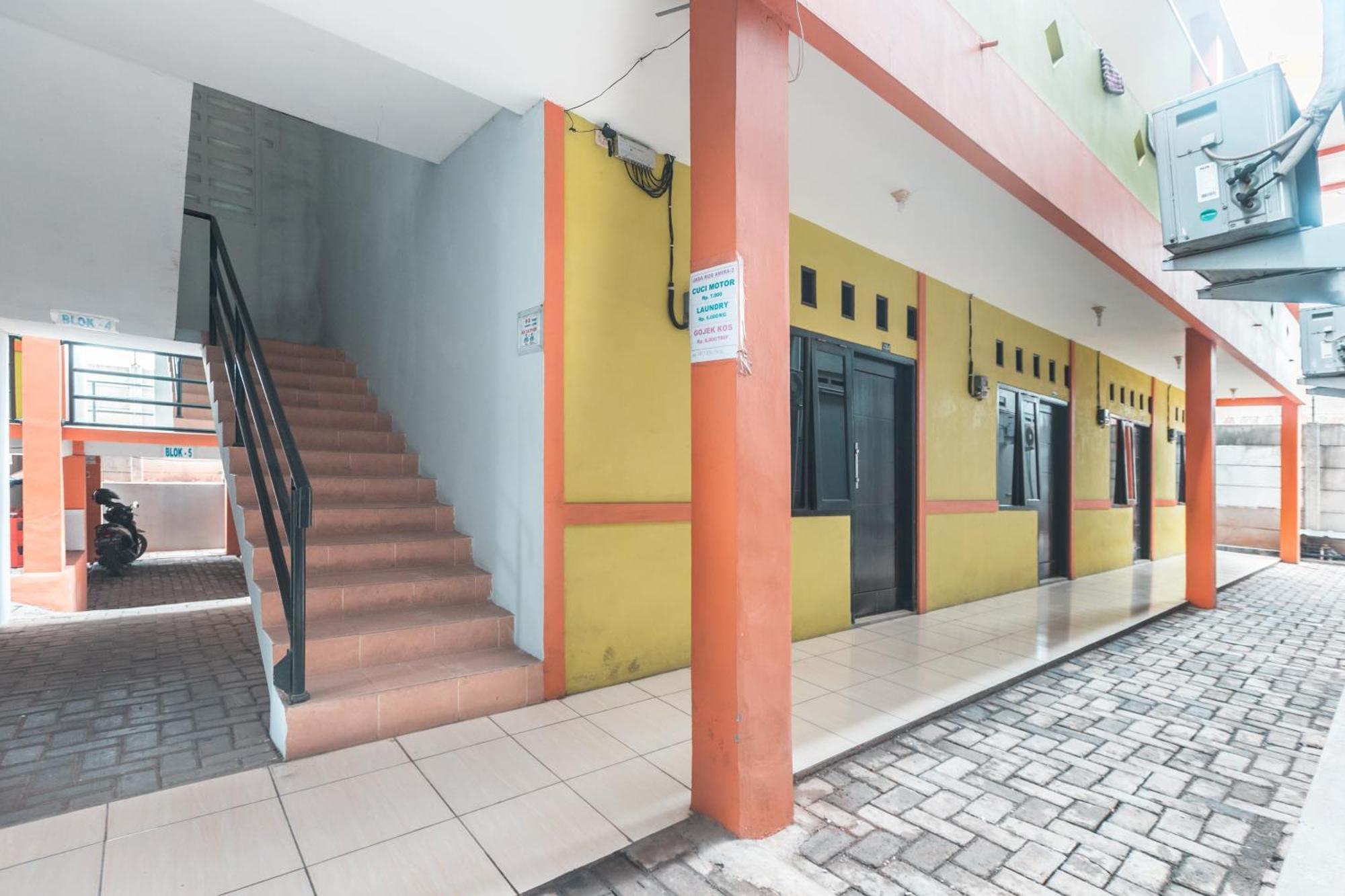 Oyo Living 1756 Amira Guest House Bekasi Buitenkant foto