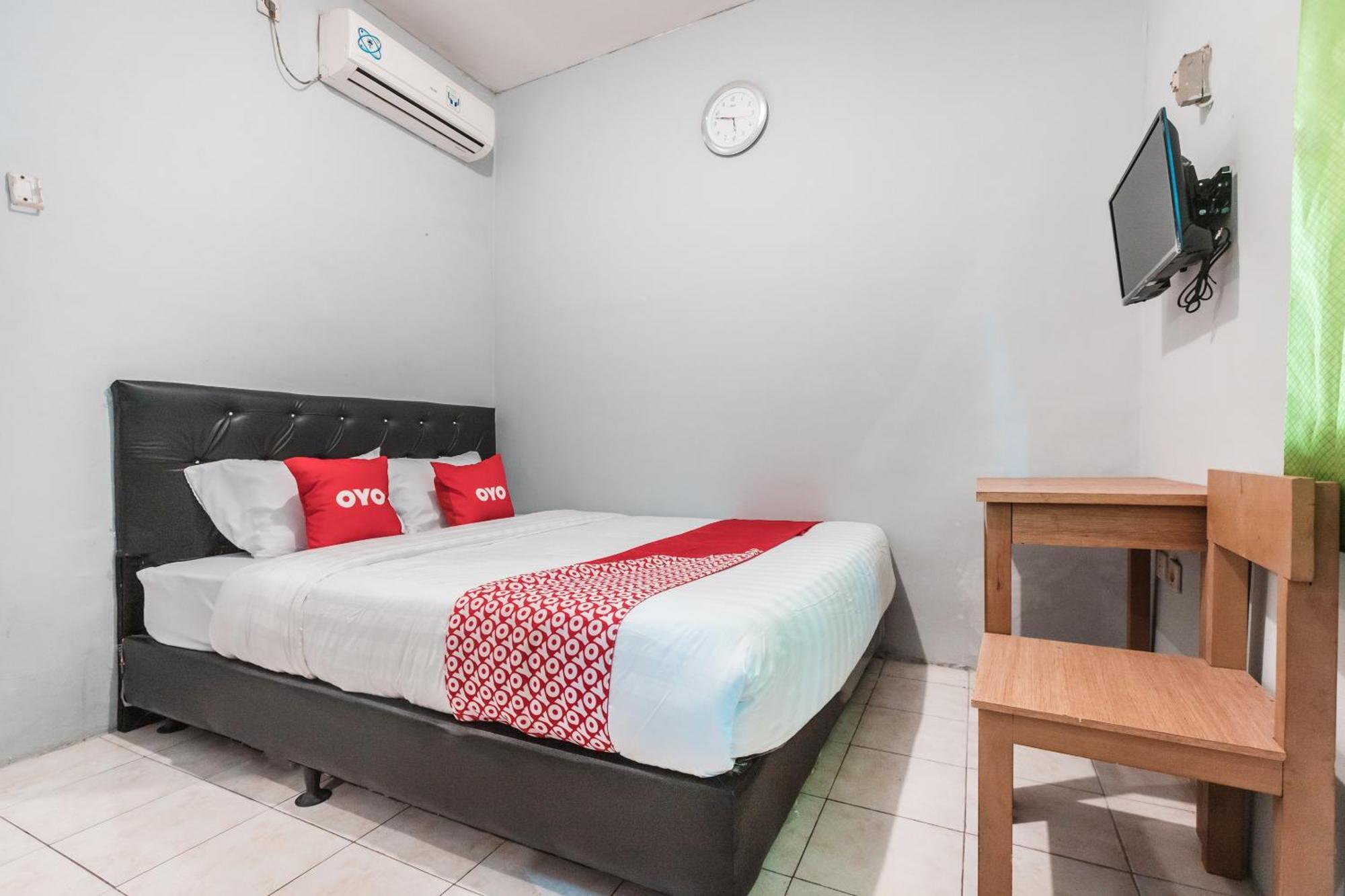 Oyo Living 1756 Amira Guest House Bekasi Buitenkant foto