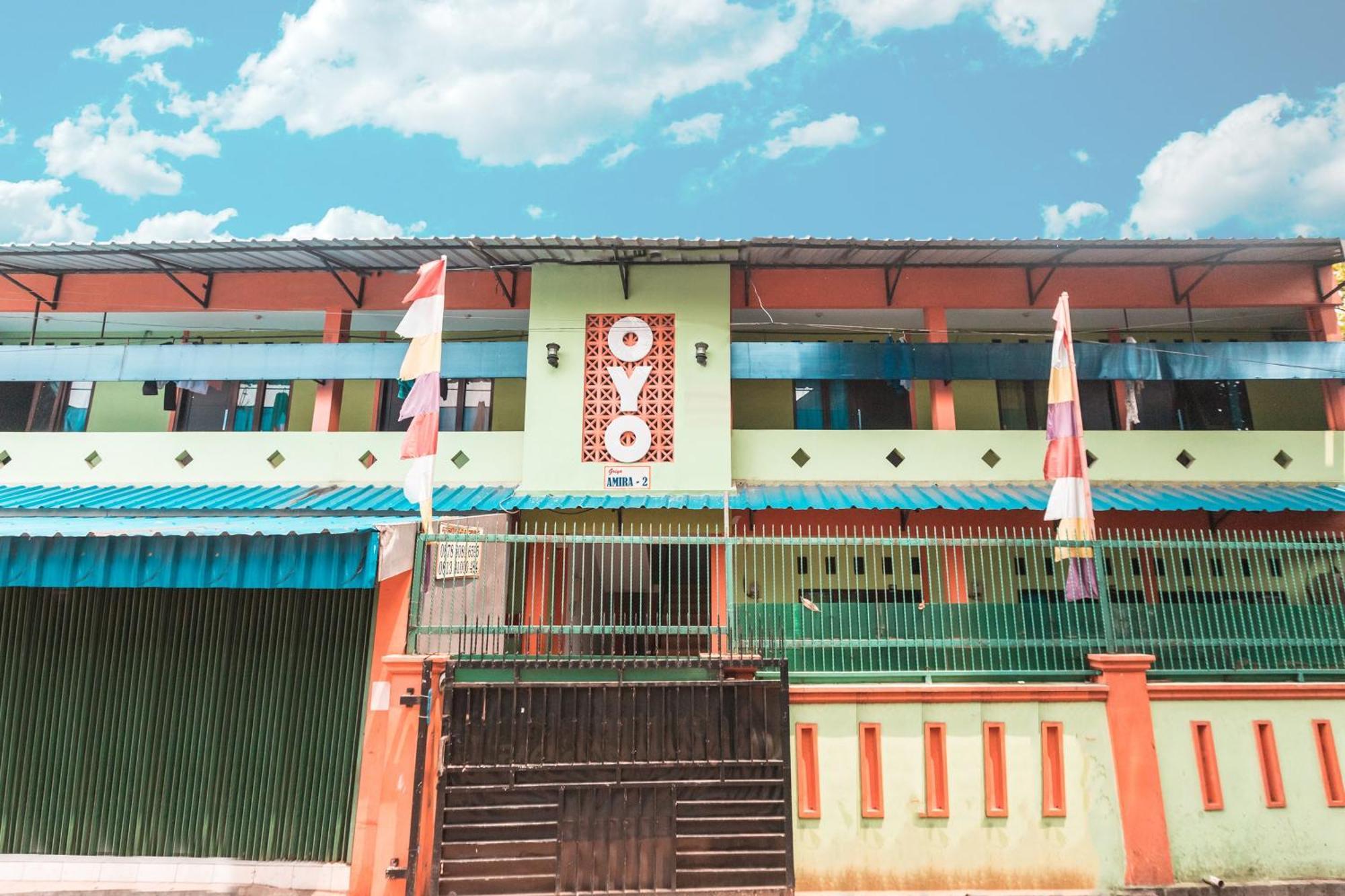 Oyo Living 1756 Amira Guest House Bekasi Buitenkant foto