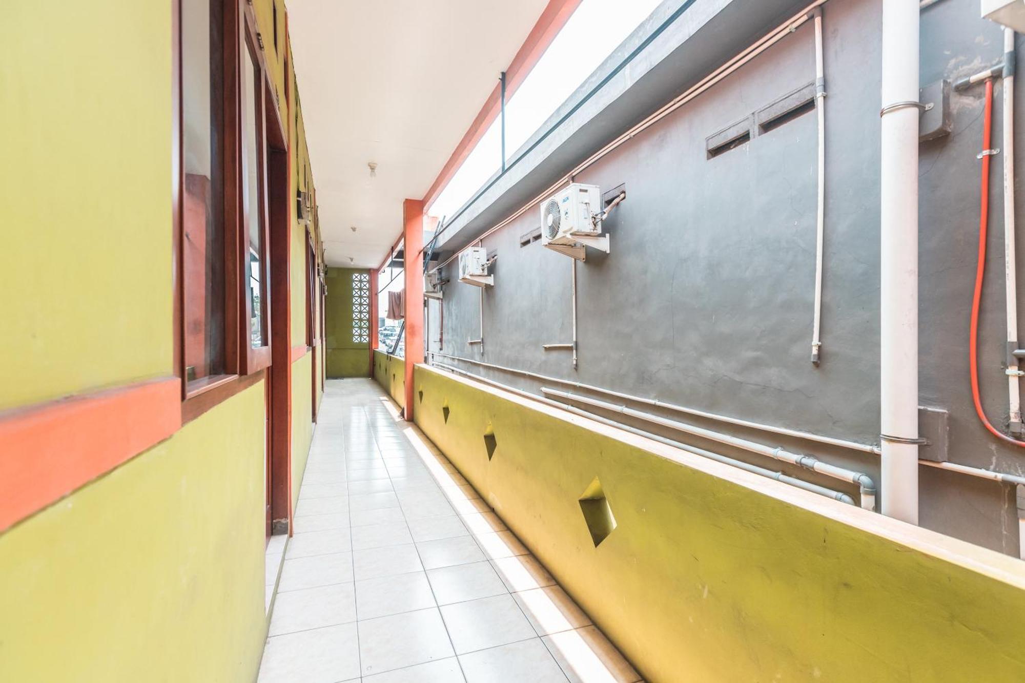 Oyo Living 1756 Amira Guest House Bekasi Buitenkant foto